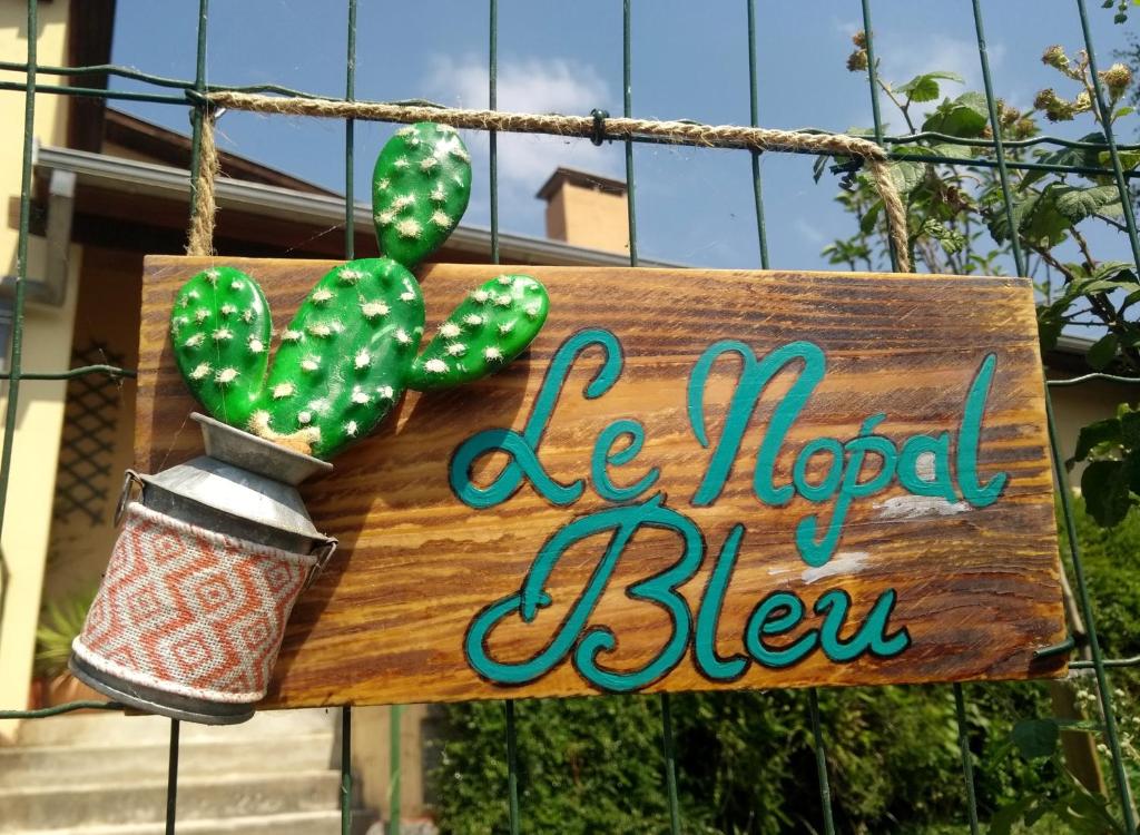 Un signo que dice que debe ser un cactus. en Le Nopal Bleu, en Tarascon-sur-Ariège