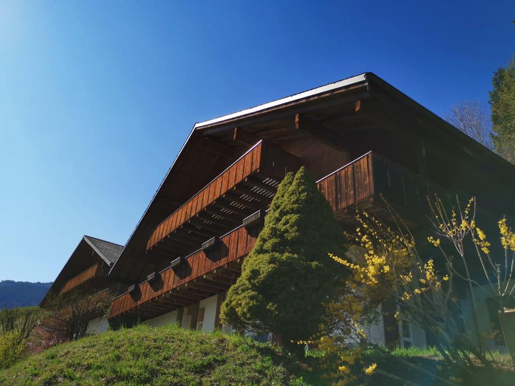 Het gebouw waarin het chalet zich bevindt