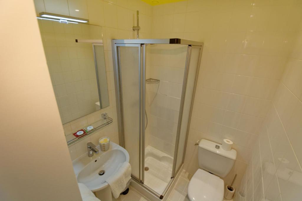 Koupelna v ubytování Hôtel Moderna