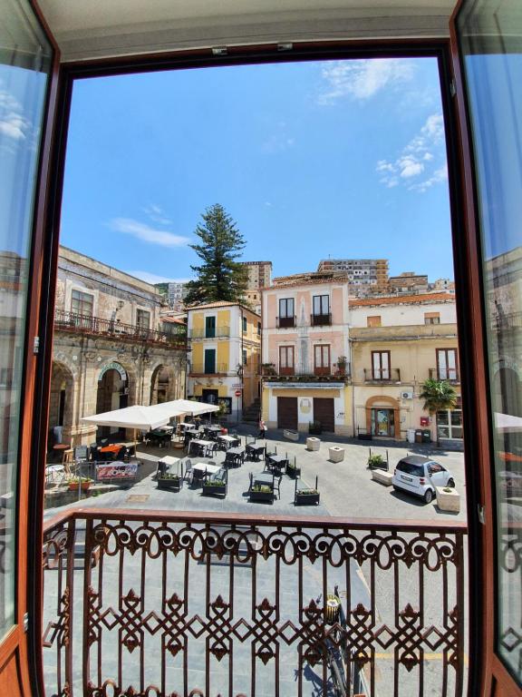 Elle comprend un balcon offrant une vue sur la cour. dans l'établissement La Meridiana - centro storico di Pizzo, à Pizzo