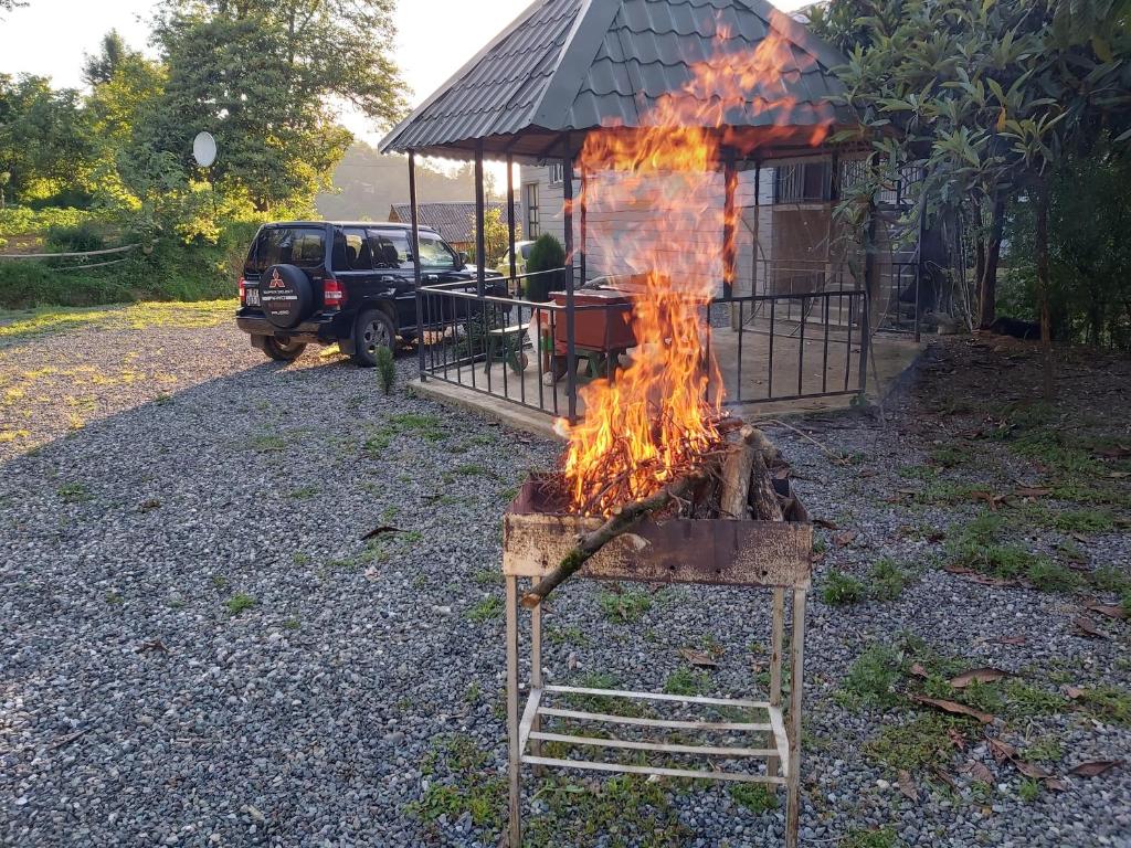 Gril dostupný pro hosty v penzionu
