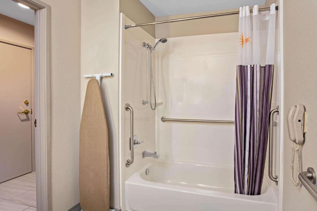 La Quinta Inn & Suites by Wyndham Las Vegas Nellis - King Room - Zugang Für Behinderungen