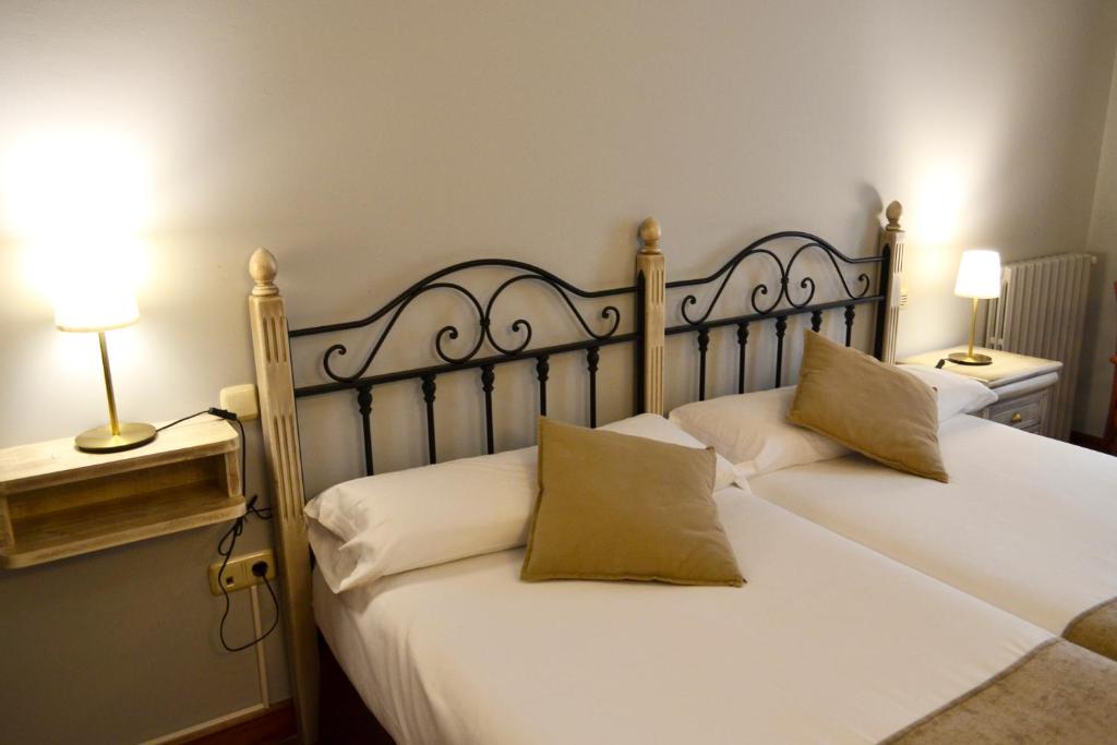 Posteľ alebo postele v izbe v ubytovaní Hotel Alda Vía León