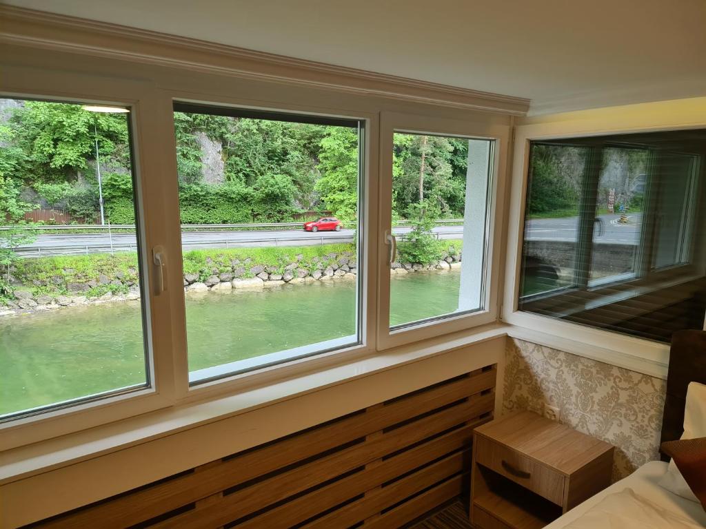 Výhled na řeku, která protéká v blízkosti hotelu