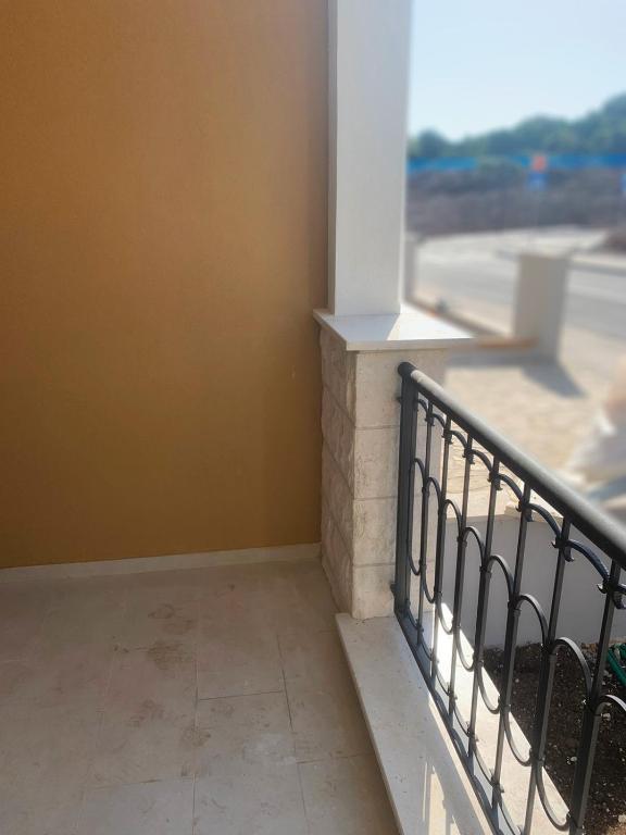 Rõdu või terrass majutusasutuses Apartments SLAVA