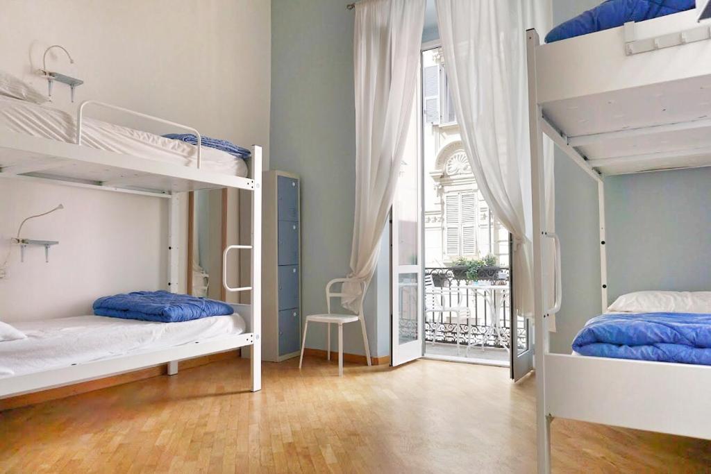 Pokój z 2 łóżkami piętrowymi i oknem w obiekcie Grand Hostel Manin w mieście La Spezia