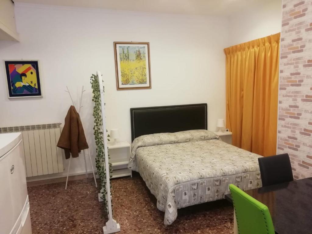 um quarto com uma cama e uma mesa em Apartment Urbino 33 em Roma