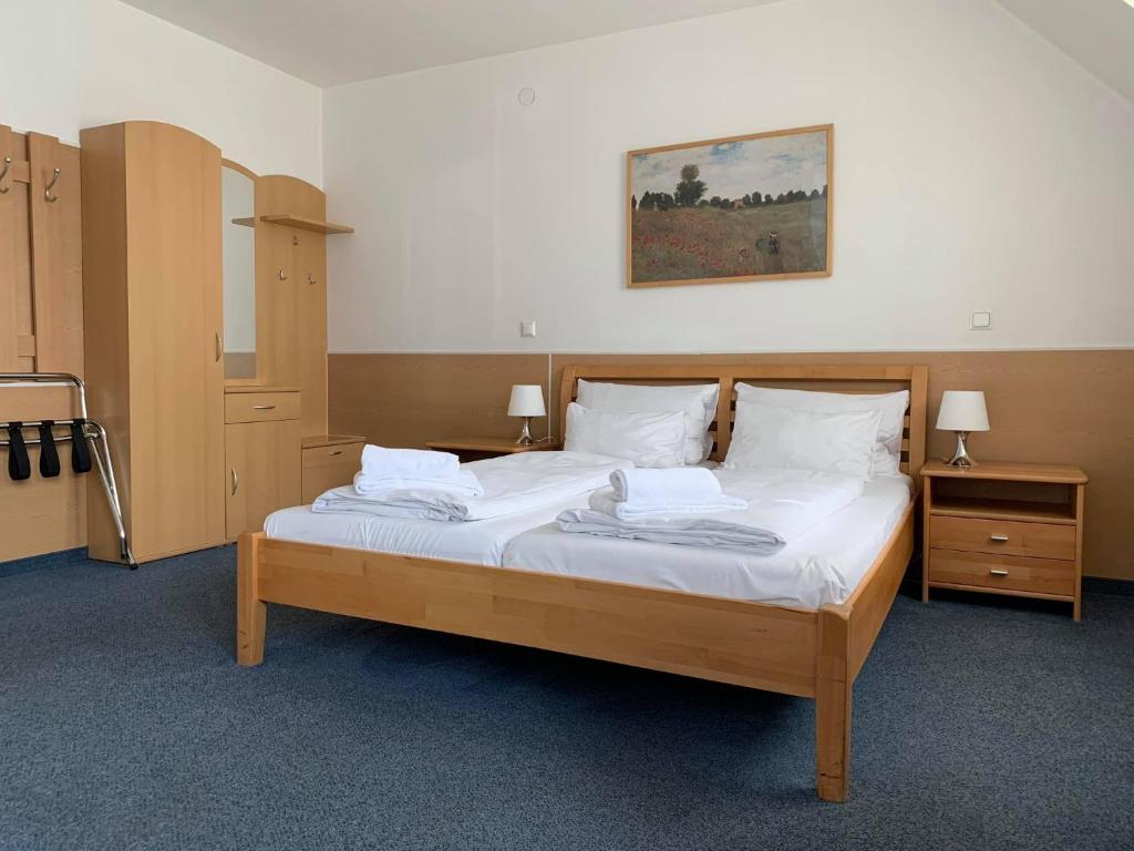 Postel nebo postele na pokoji v ubytování Hotel Donaustadt Kagran - at Metro U1