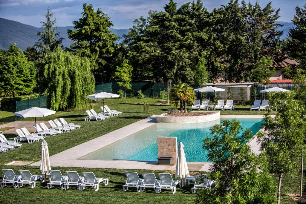 basen z leżakami i parasolami na dziedzińcu w obiekcie Umbriaverde Sporting & Resort w mieście Massa Martana