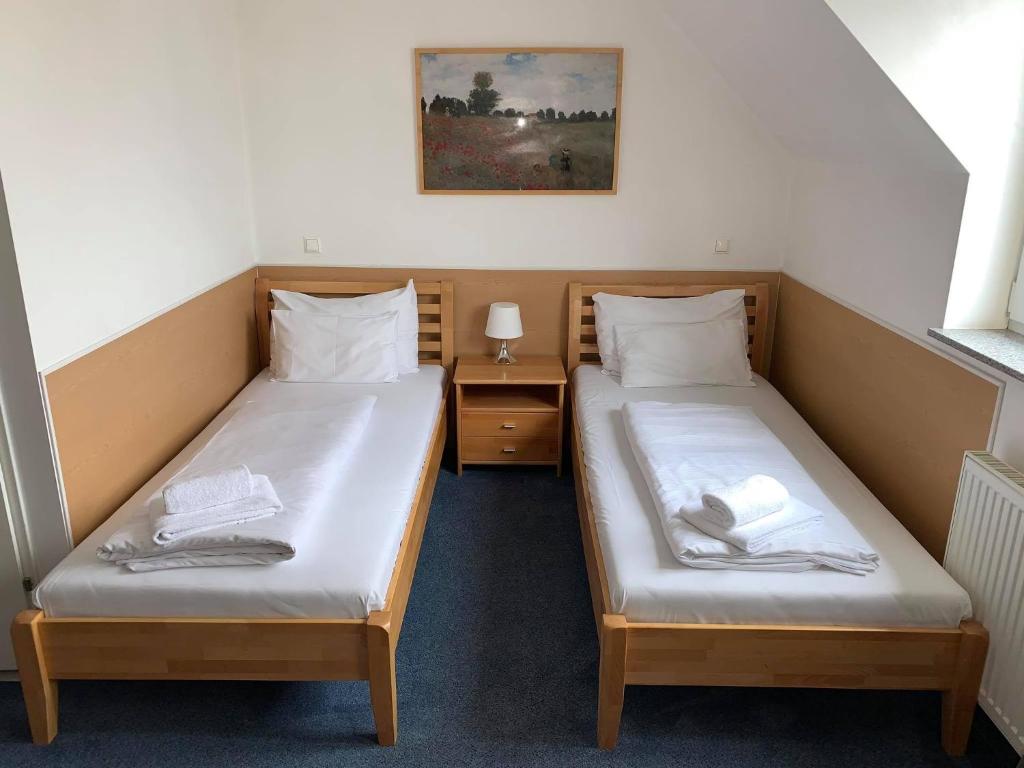 Postel nebo postele na pokoji v ubytování Hotel Donaustadt Kagran - at Metro U1