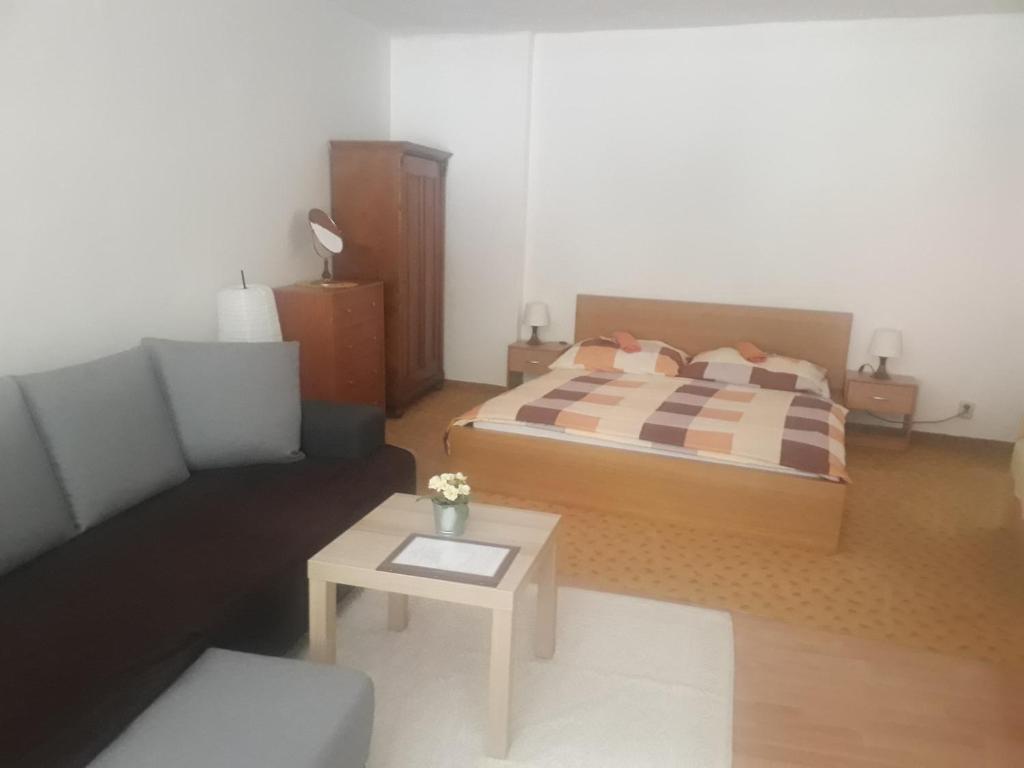 Postel nebo postele na pokoji v ubytování Apartmány Karlštejn