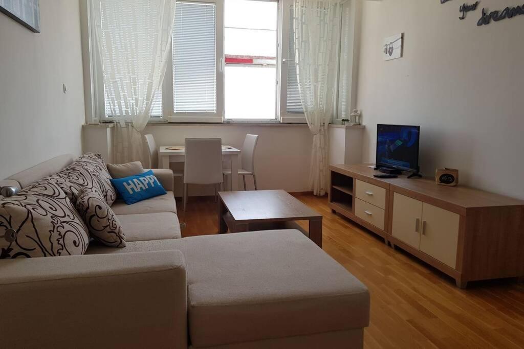 Televízia a/alebo spoločenská miestnosť v ubytovaní Studio apartment KIKI with a sea view, free WiFi, for 2 persons