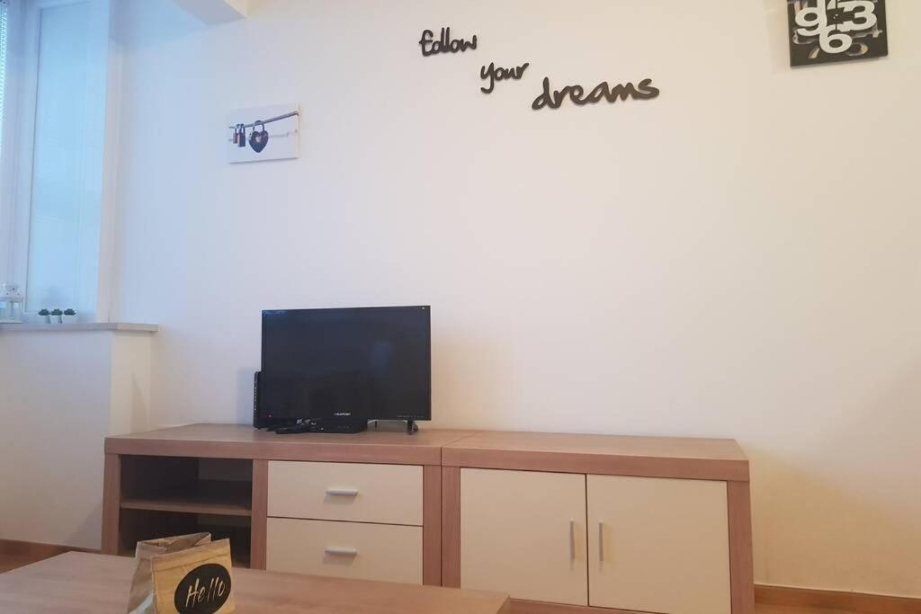 Televízia a/alebo spoločenská miestnosť v ubytovaní Studio apartment KIKI with a sea view, free WiFi, for 2 persons