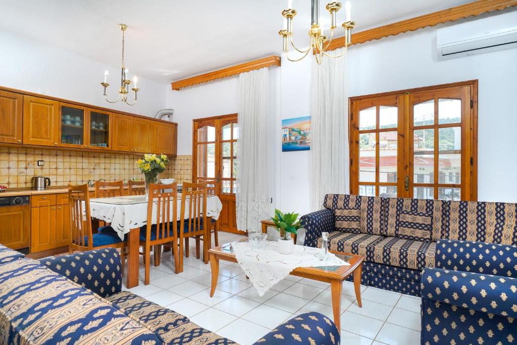 A kitchen or kitchenette at Tasia's Holiday House