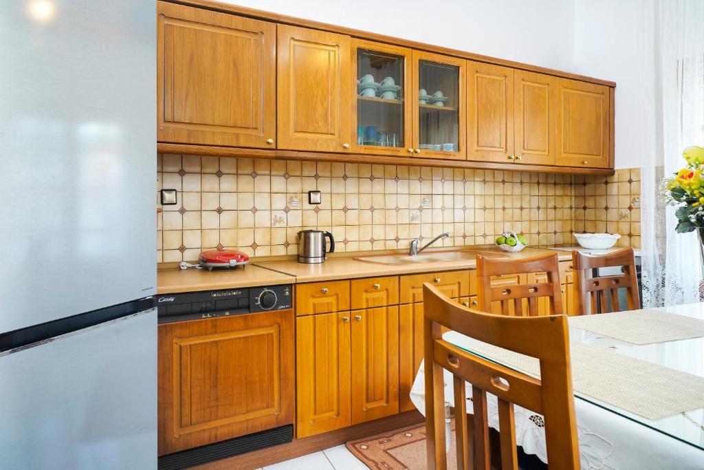 A kitchen or kitchenette at Tasia's Holiday House