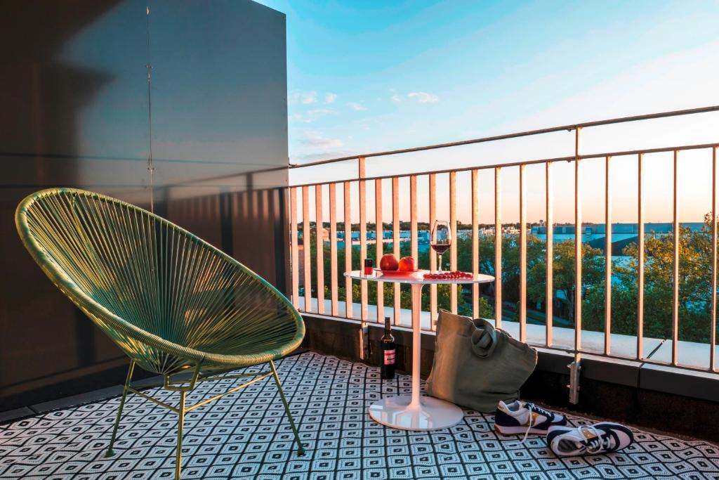 a balcony with two chairs and a table on a balcony at Mintrops Concierge Hotel in Essen