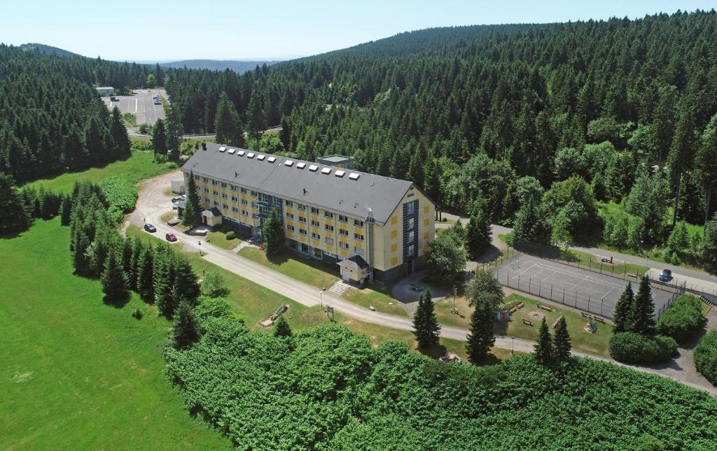 uma vista aérea de um edifício no meio de um campo em A&S Ferienzentrum Oberhof em Oberhof