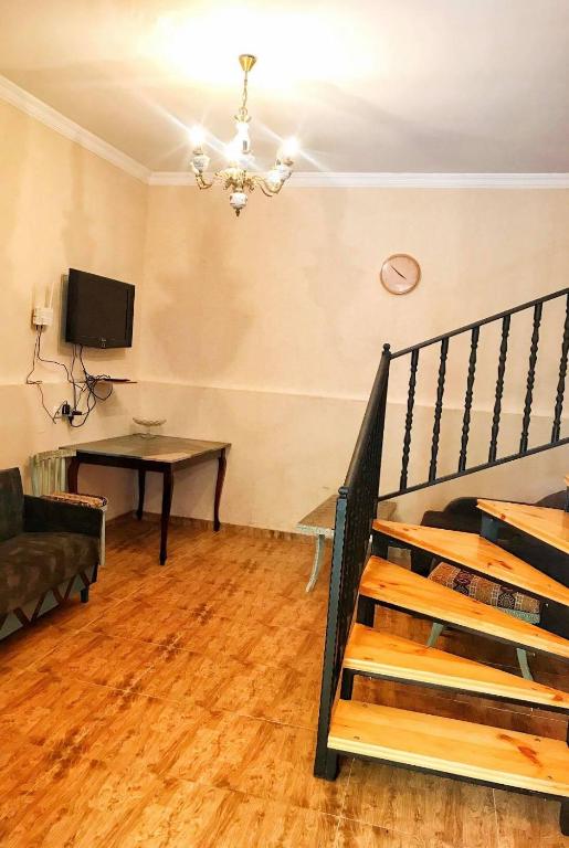 TV a/nebo společenská místnost v ubytování Shmagdas House Sighnaghi შმაგდას სახლი სიღნაღში