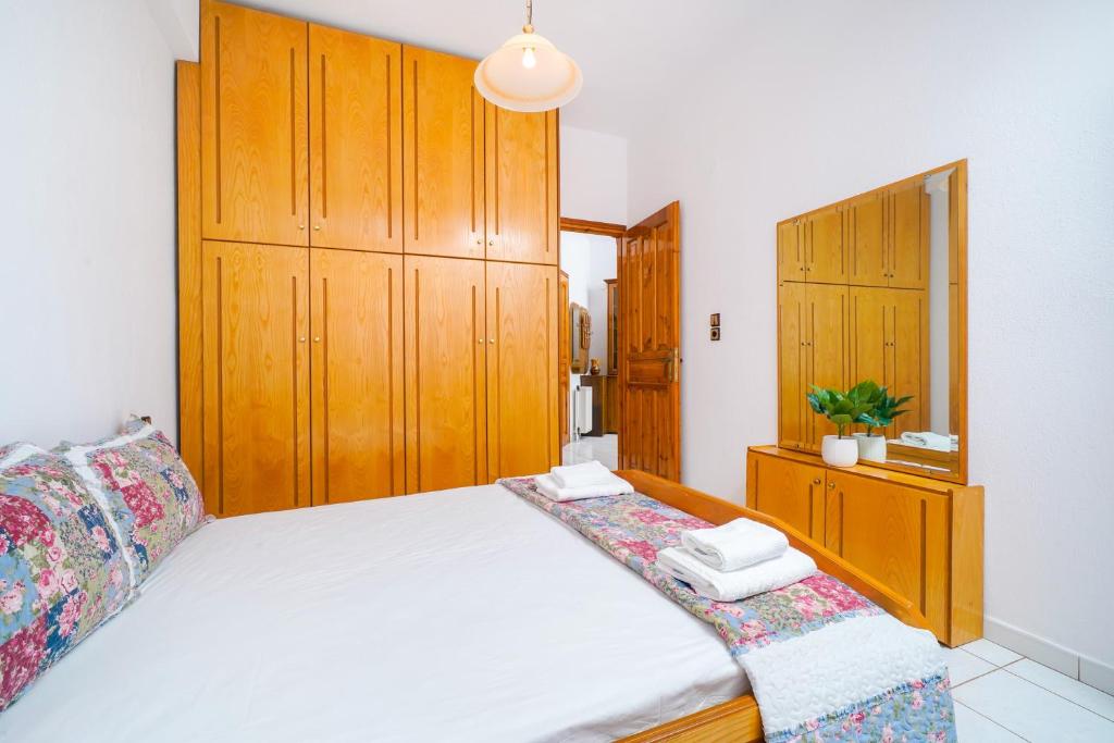 A bed or beds in a room at Tasia's Holiday House