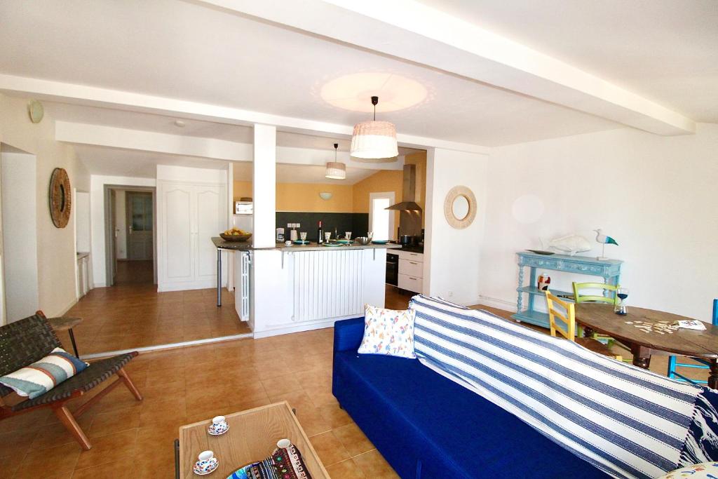 Kuchyň nebo kuchyňský kout v ubytování Grand appartement avec vue sur quai