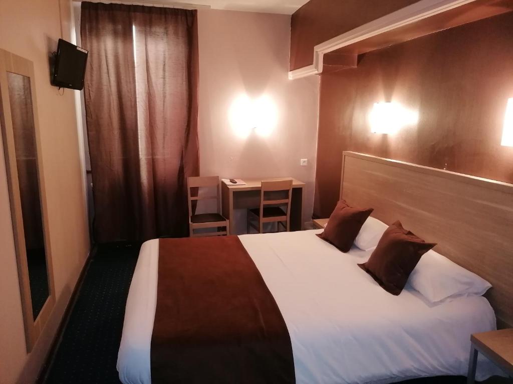 Postel nebo postele na pokoji v ubytování Logis Hôtel Saint Jacques
