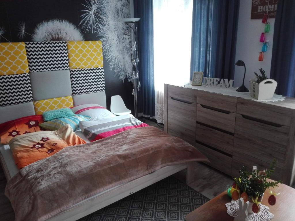 sypialnia z łóżkiem i komodą w obiekcie Schronisko Srebrny Potok apartament w mieście Lubawka