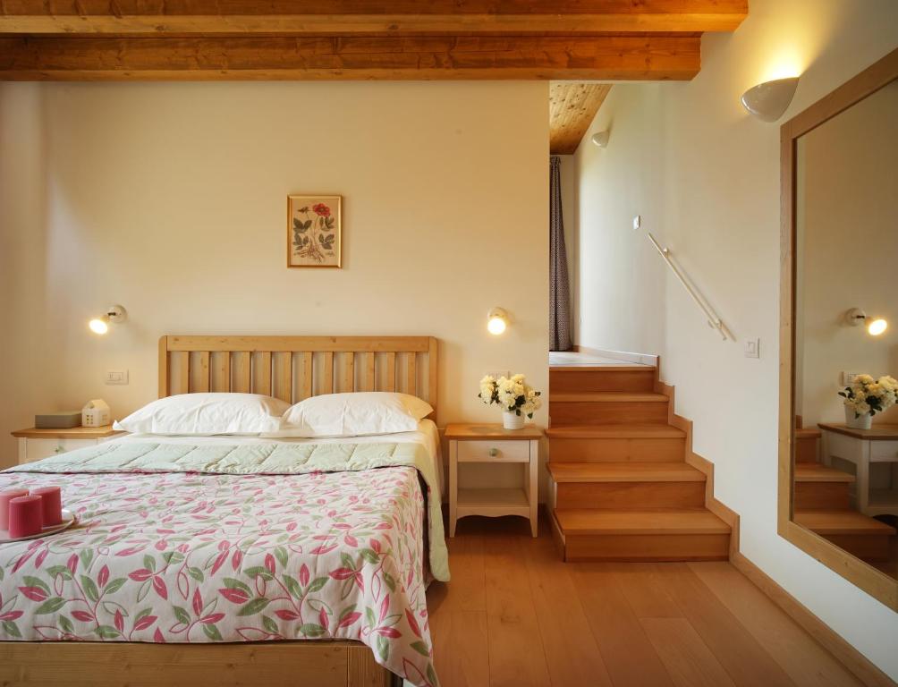 - une chambre avec un lit et un escalier dans l'établissement Agriturismo Il Follo, à Valdobbiadene
