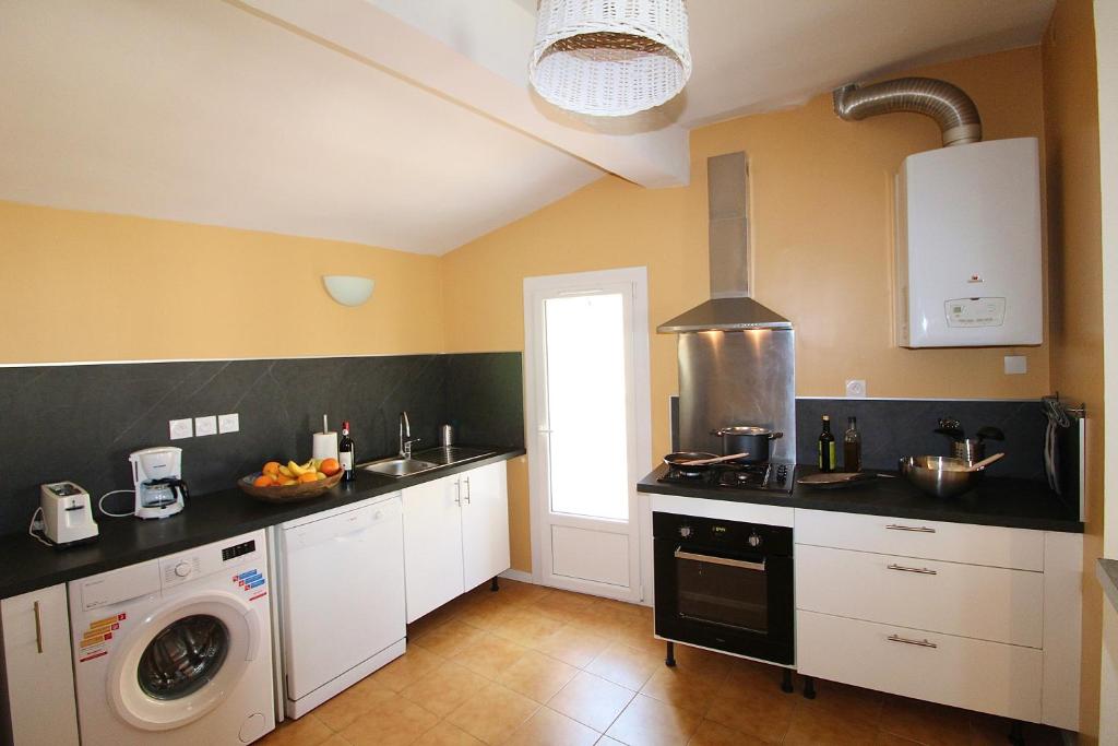 Kuchyň nebo kuchyňský kout v ubytování Grand appartement avec vue sur quai