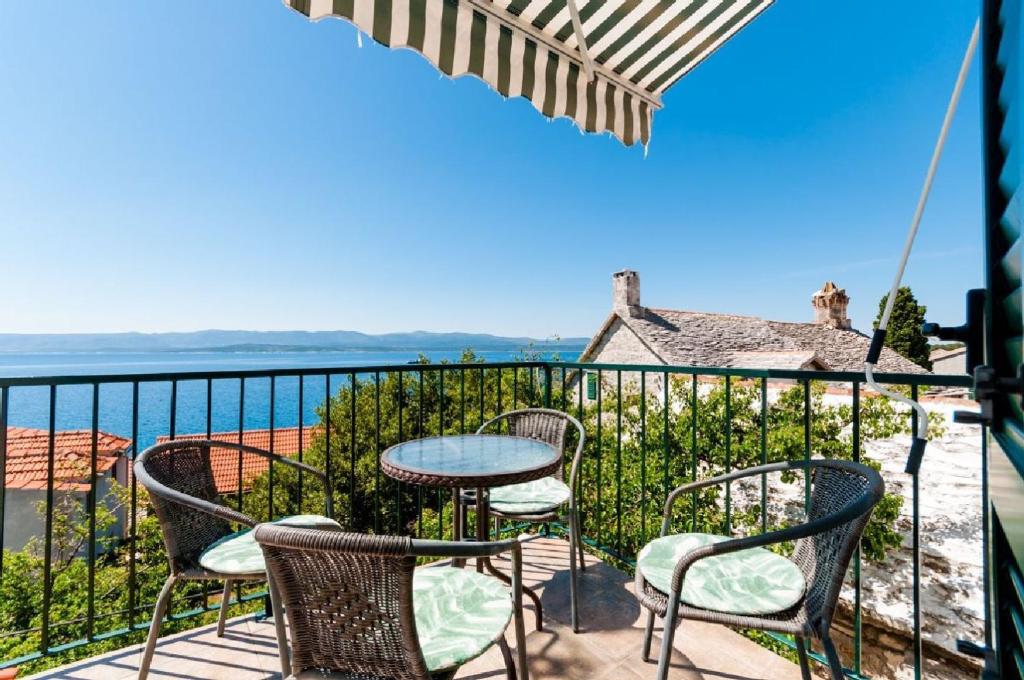 a patio with chairs and a table on a balcony at Apartment Aljosa in Bol