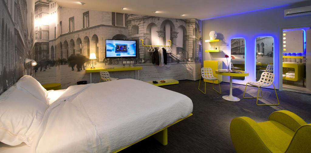 Postel nebo postele na pokoji v ubytování The Street Milano Duomo | a Design Boutique Hotel