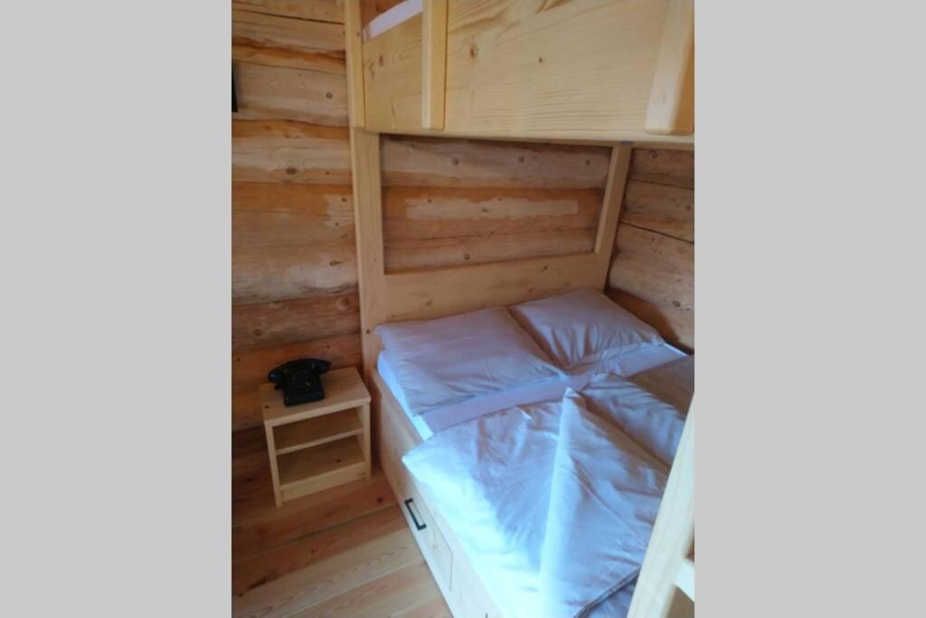 Postel nebo postele na pokoji v ubytování Hut at the forest