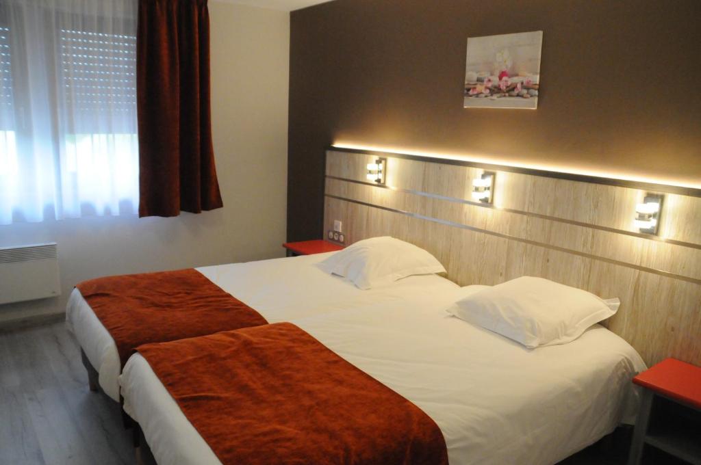 Postel nebo postele na pokoji v ubytování Hotel Restaurant Au Parc des Cigognes