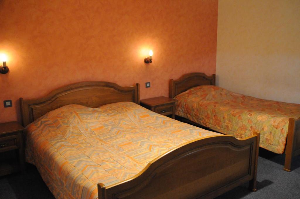 Postel nebo postele na pokoji v ubytování Hotel Restaurant Au Parc des Cigognes