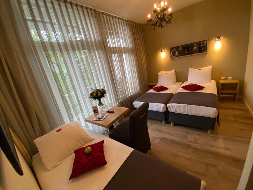 Postel nebo postele na pokoji v ubytování Alp Hotel