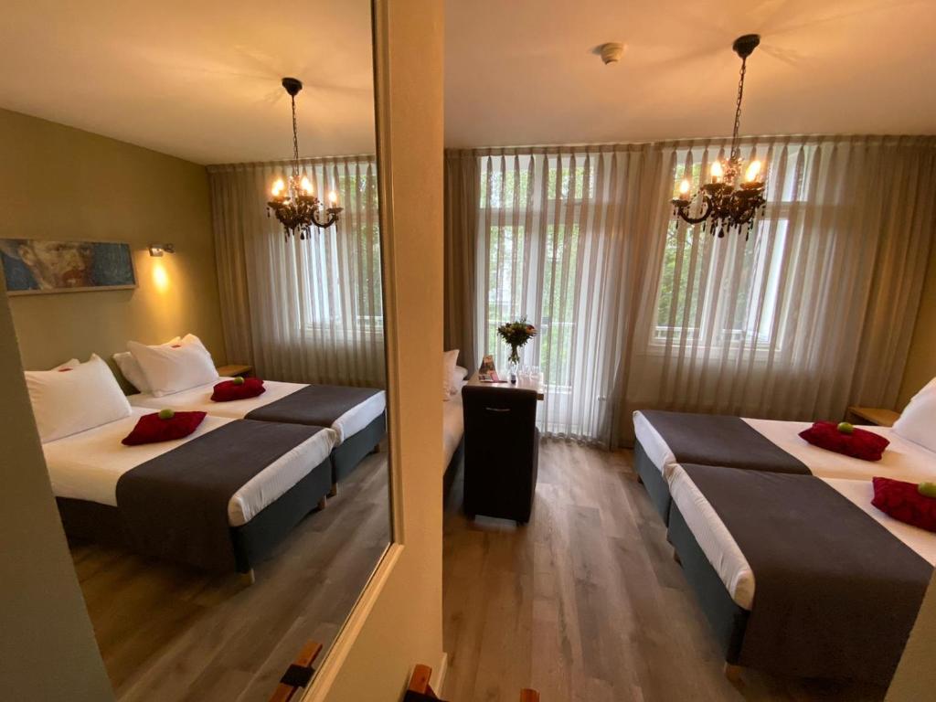 Postel nebo postele na pokoji v ubytování Alp Hotel