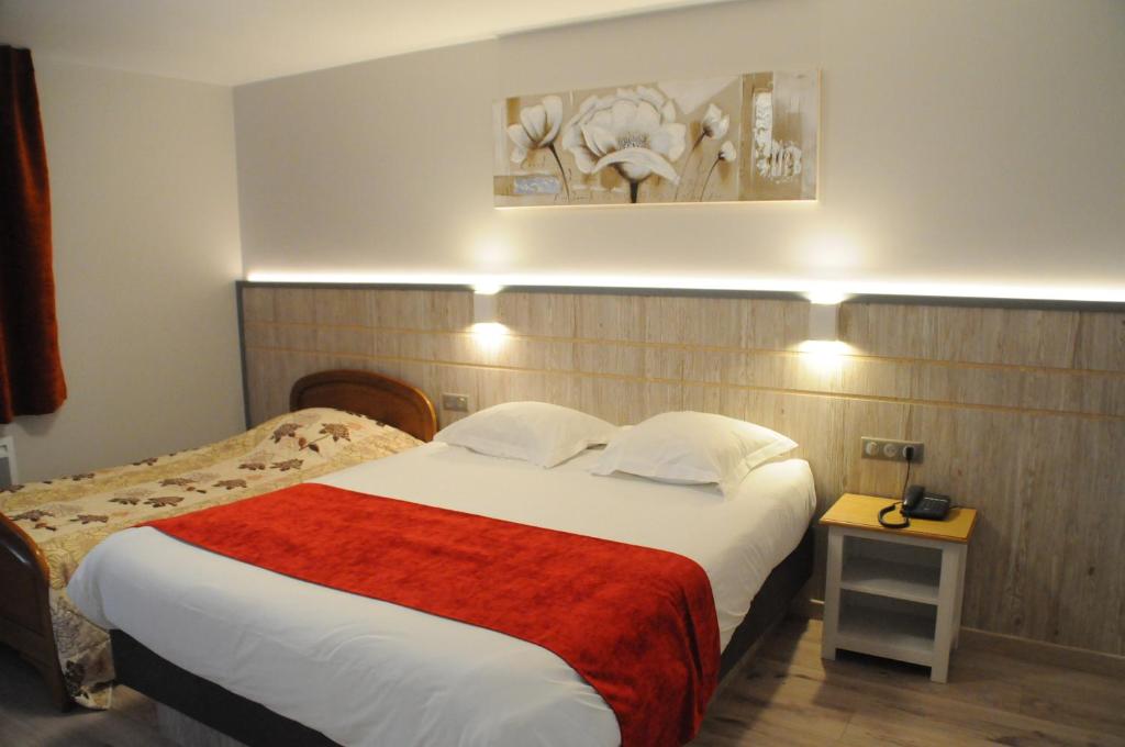 Postel nebo postele na pokoji v ubytování Hotel Restaurant Au Parc des Cigognes