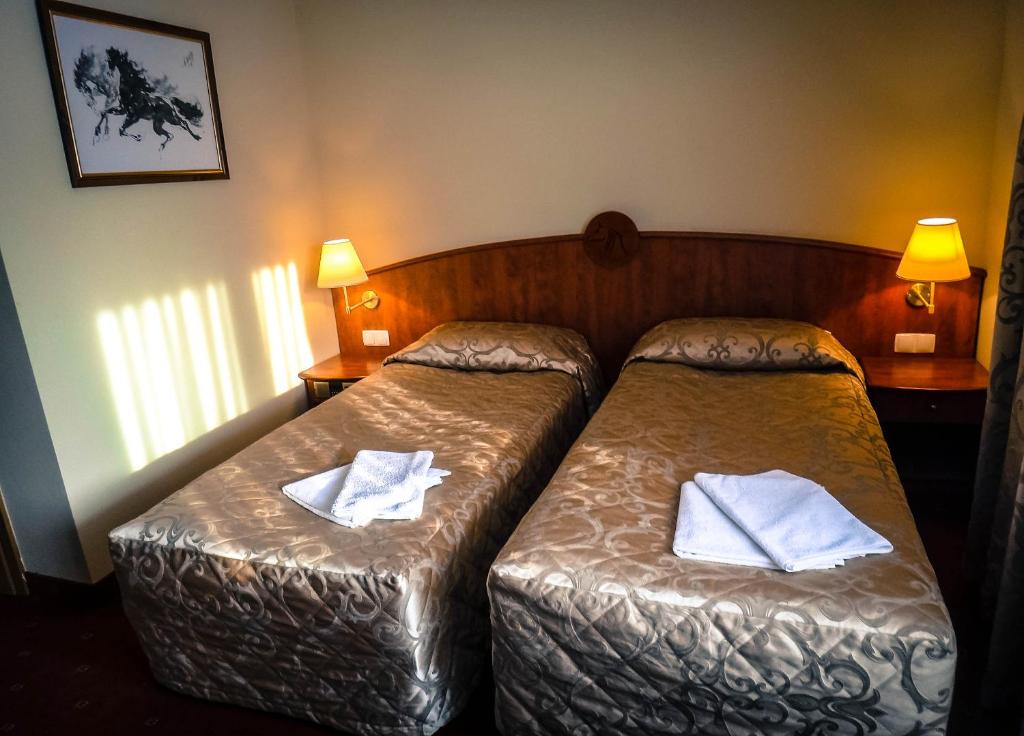 a hotel room with two beds with white towels at Falborek Noclegi in Brześć Kujawski