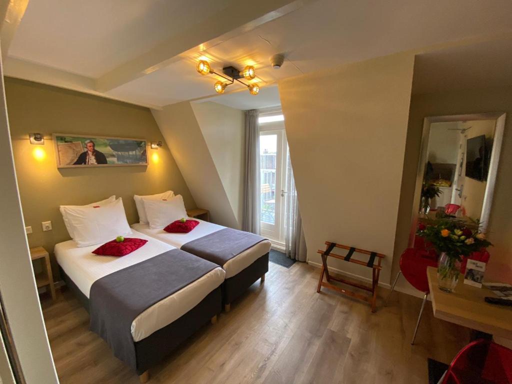 Postel nebo postele na pokoji v ubytování Alp Hotel