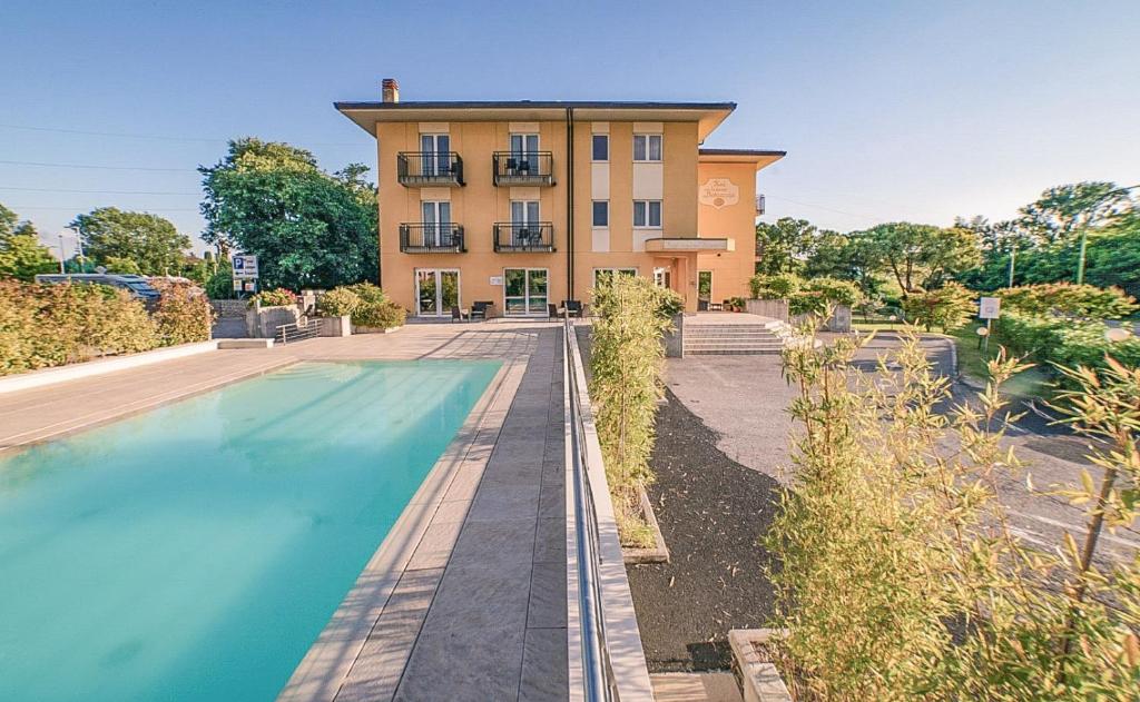Bazén v ubytování Hotel Nuova Barcaccia nebo v jeho okolí
