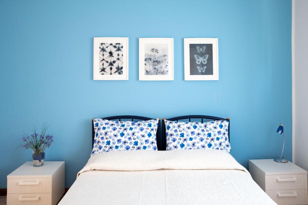 a blue bedroom with a bed with blue walls at BrentaGiardino in Noventa Padovana