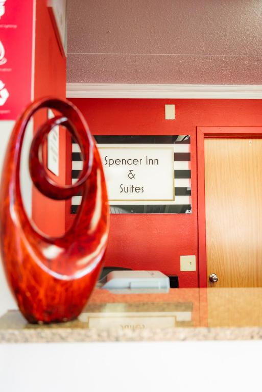 Certifikát, hodnocení, plakát nebo jiný dokument vystavený v ubytování Spencer Inn & Suites