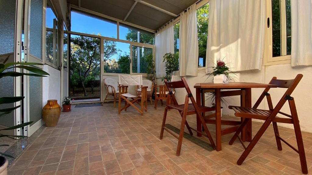 - une salle à manger avec une table et des chaises dans l'établissement Casa Tita, à Amaroni