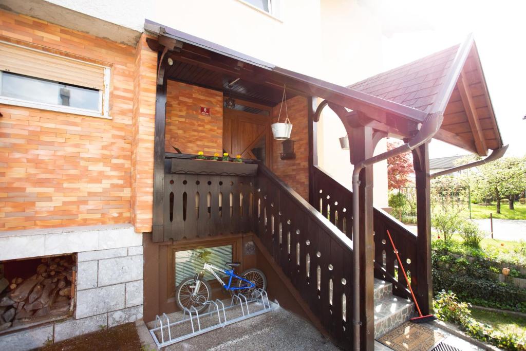 Balkón nebo terasa v ubytování Hostel LakeBled