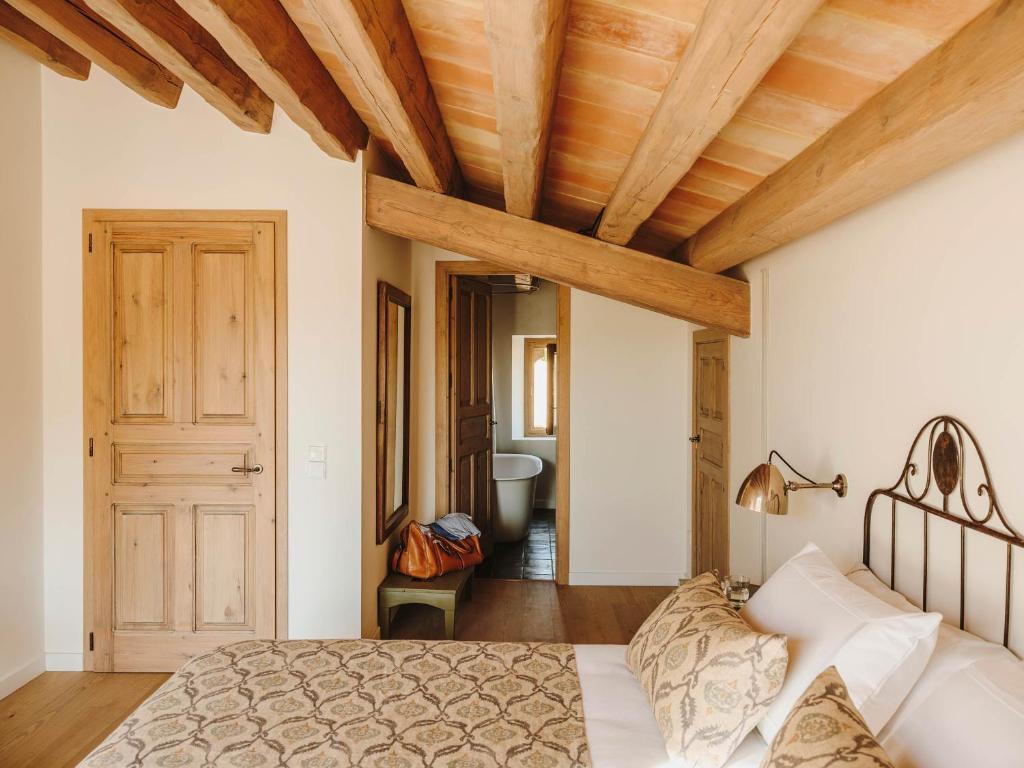 Postel nebo postele na pokoji v ubytování Mas Generós - Adults-Only Eco Hotel