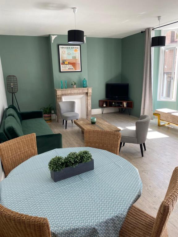 a living room with a table and a couch at Appartement au coeur de la vieille ville in Boulogne-sur-Mer