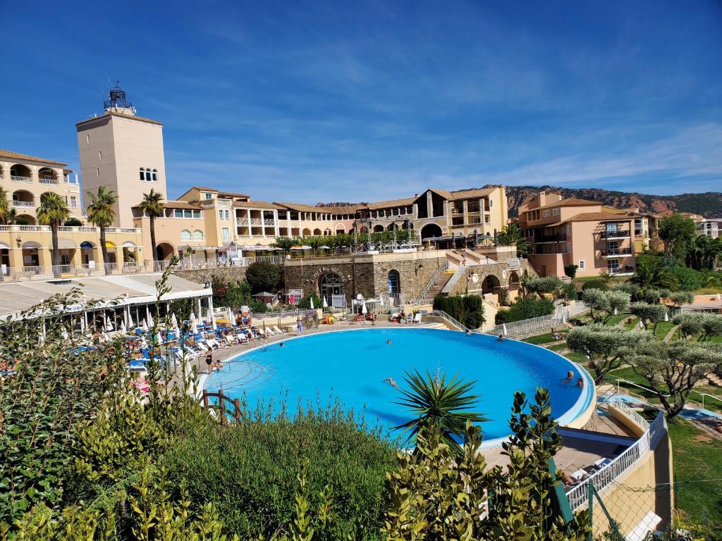 a view of a swimming pool in a resort at Studio Poisson bleu 2 in Saint-Raphaël