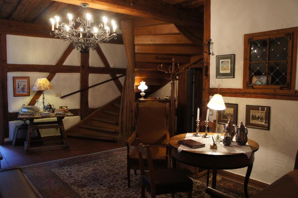 Posezení v ubytování Hotel Schwarzer Adler