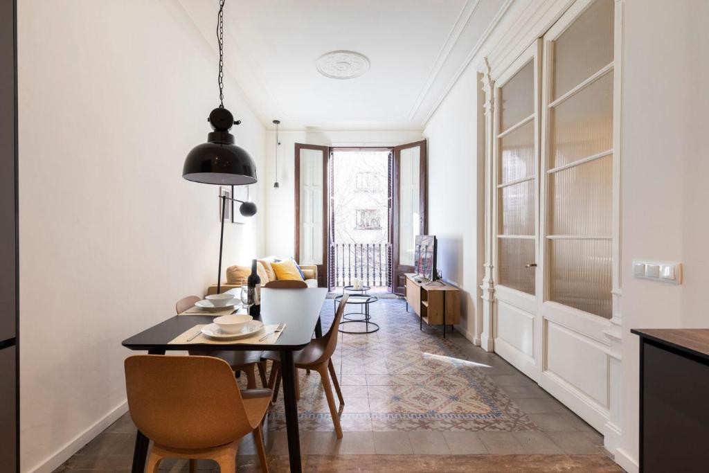 a kitchen and dining room with a table and chairs at AB Centric Universitat in Barcelona