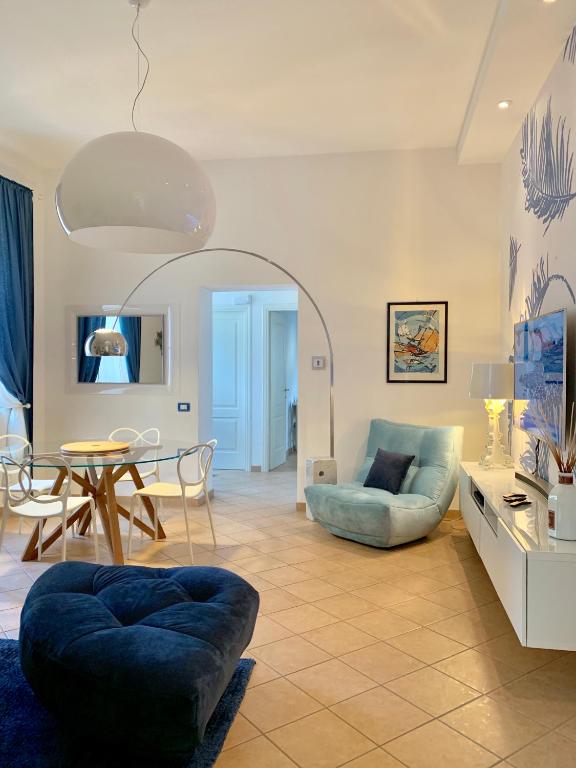 a living room with a blue couch and a table at CARDUCCI 13 B in Forte dei Marmi