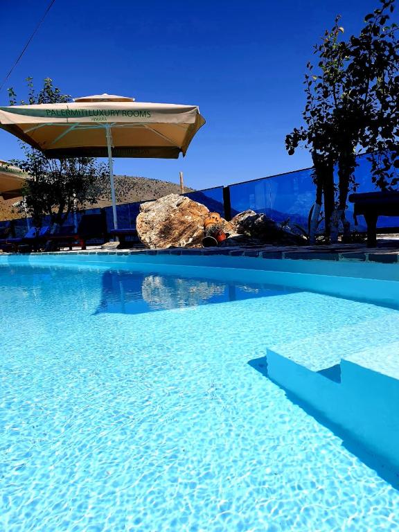 Bazén v ubytování Palermiti Luxury Rooms nebo v jeho okolí